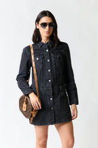 mujer vistiendo chaqueta negro Zara, estilo urbano en estudio