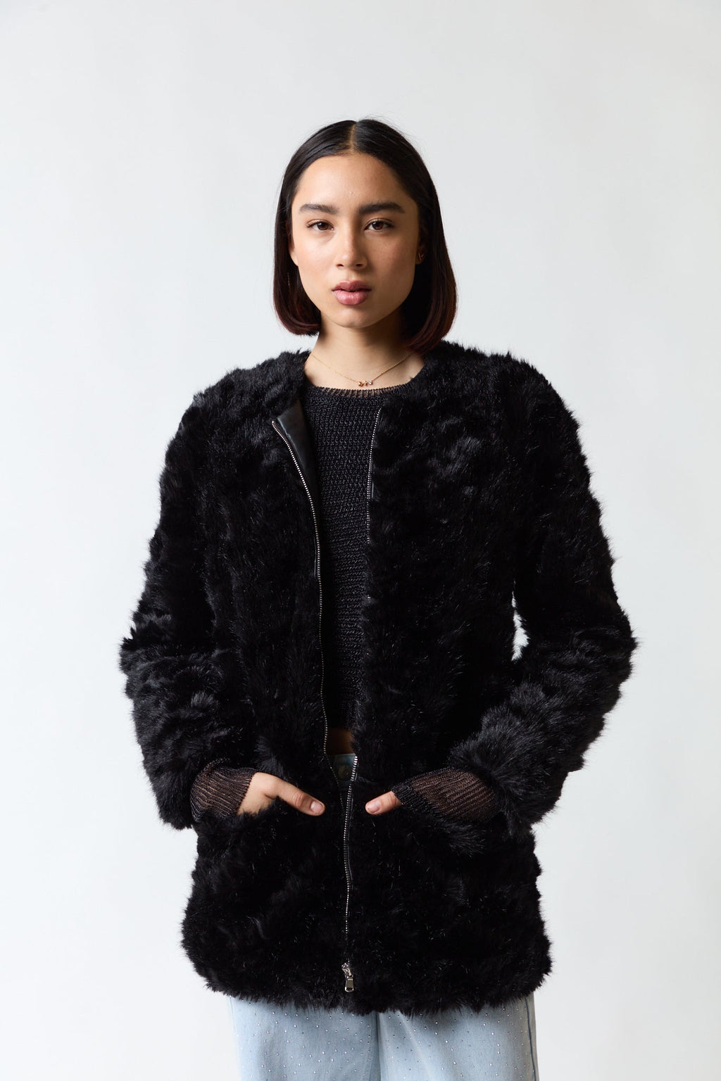 mujer vistiendo chaqueta negro Trf Outerwear, estilo urbano en estudio