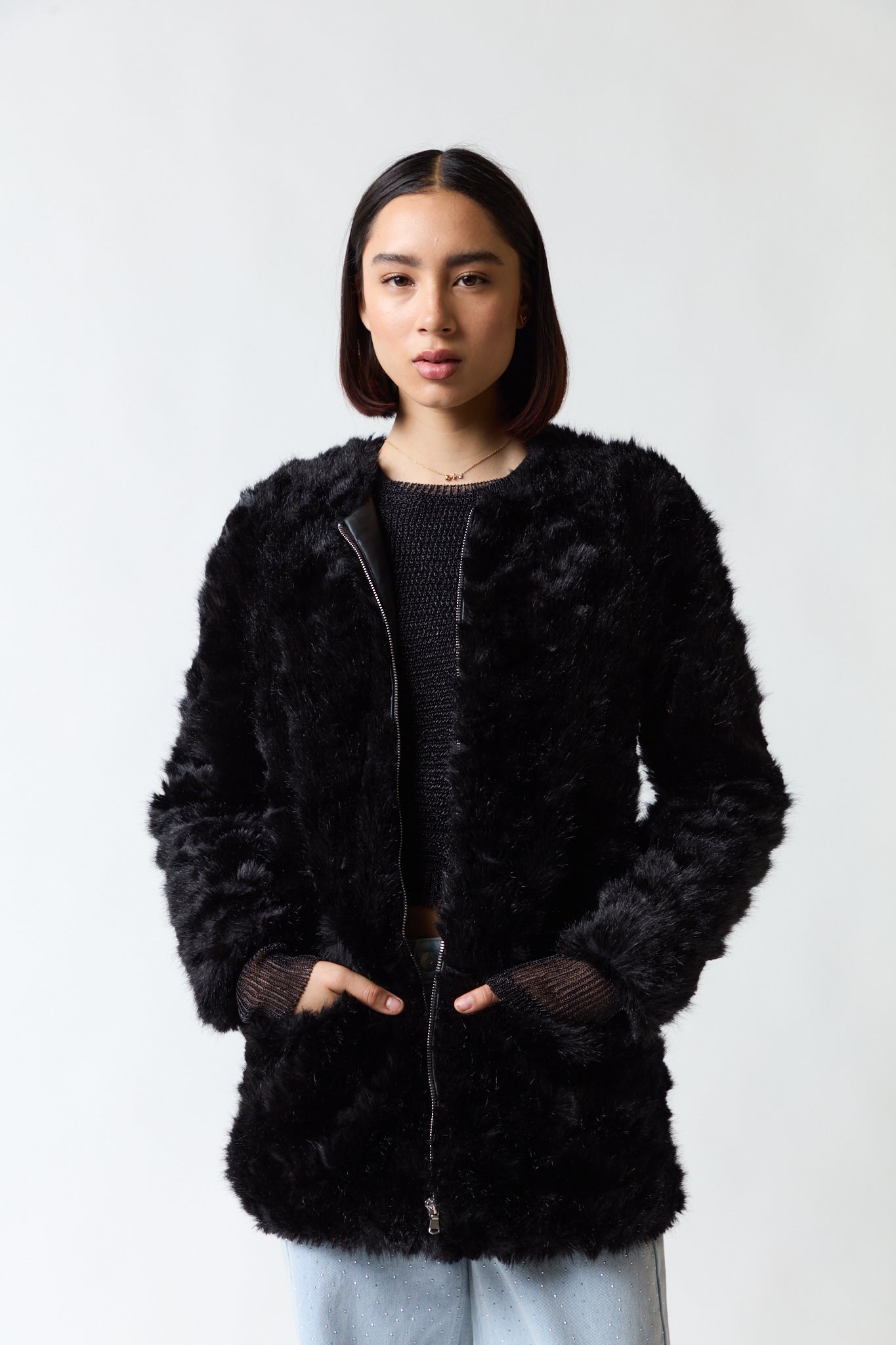 mujer vistiendo chaqueta negro Trf Outerwear, estilo urbano en estudio