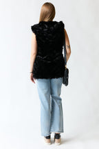 Abrigo peludo sin mangas negro | Zara