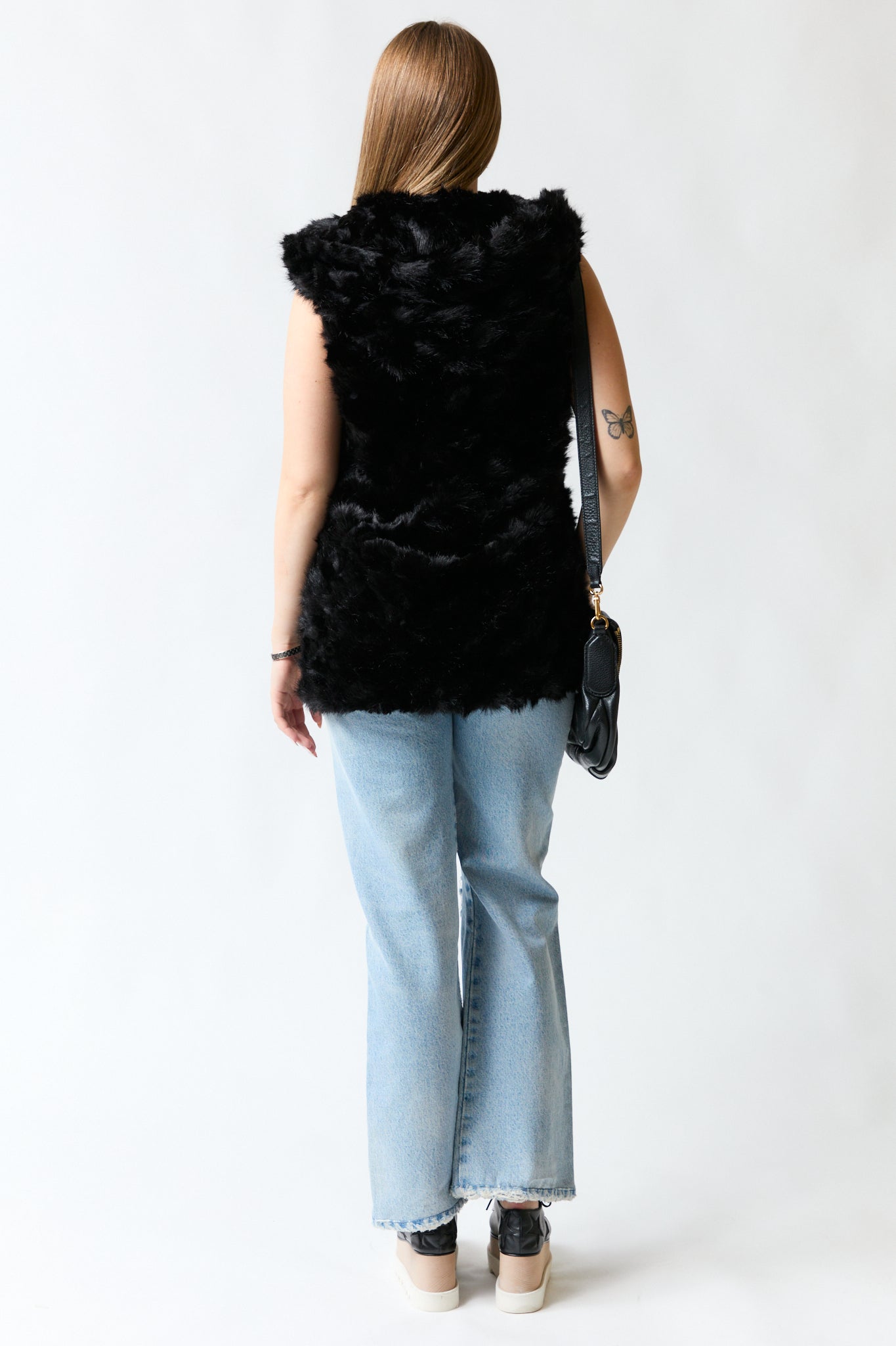 Abrigo peludo sin mangas negro | Zara