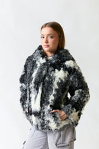 mujer vistiendo chaqueta negro blanco gris Zara, estilo urbano en estudio