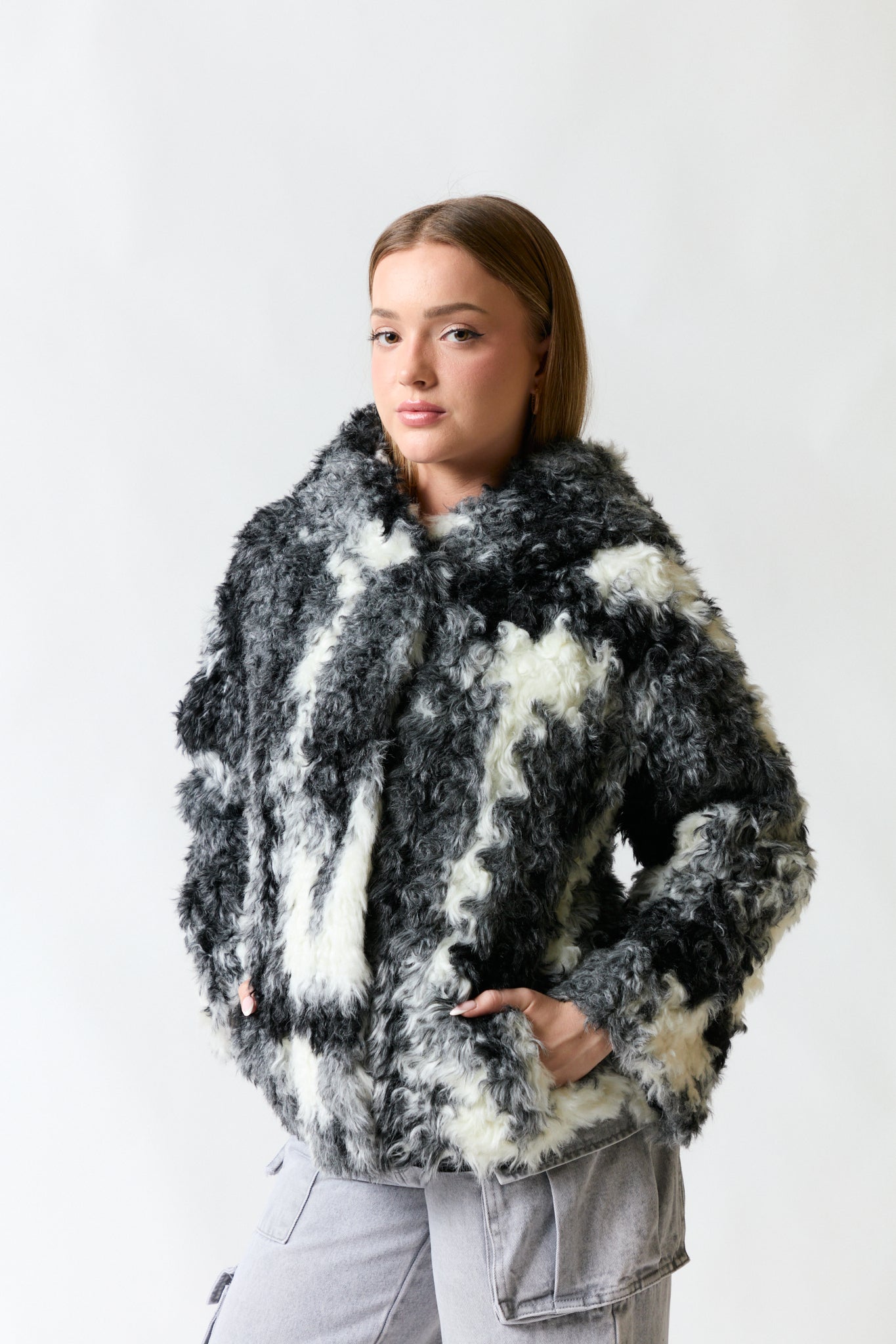 mujer vistiendo chaqueta negro blanco gris Zara, estilo urbano en estudio