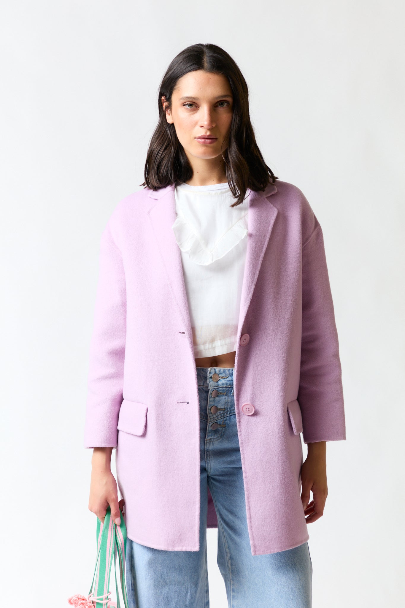 mujer vistiendo chaqueta rosado Bimba y Lola, estilo urbano en estudio