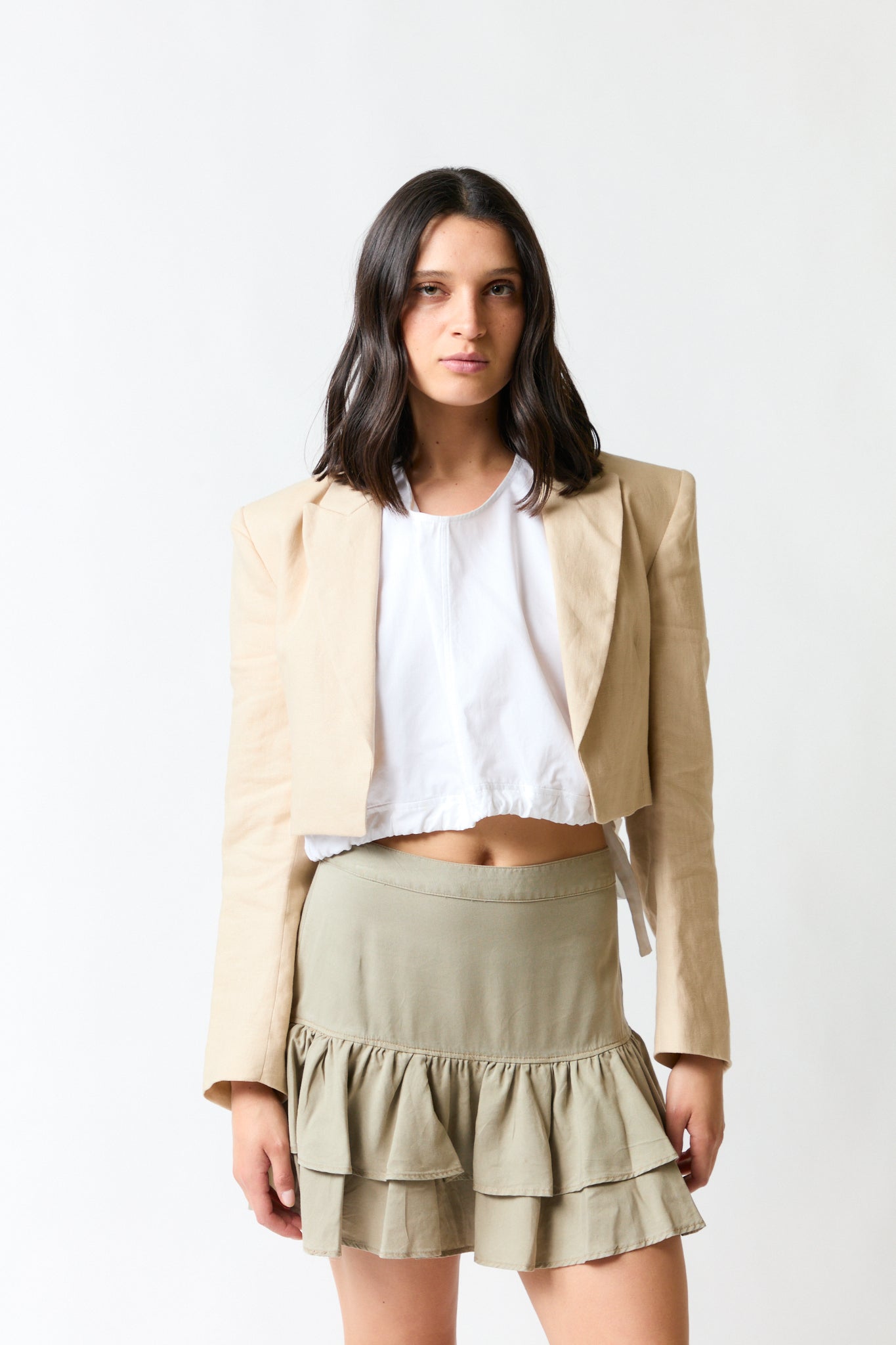 mujer vistiendo chaqueta beige Zara, estilo urbano en estudio