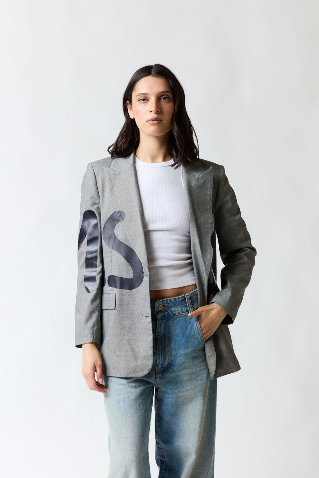 mujer vistiendo polera gris Cecilia Bolocco, estilo urbano en estudio