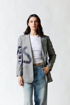 mujer vistiendo polera gris Cecilia Bolocco, estilo urbano en estudio