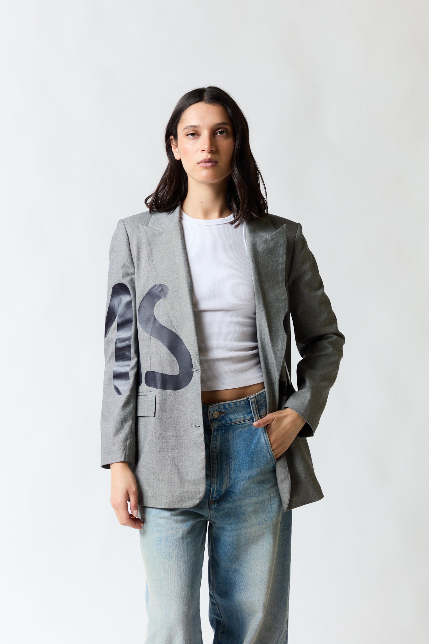 mujer vistiendo polera gris Cecilia Bolocco, estilo urbano en estudio