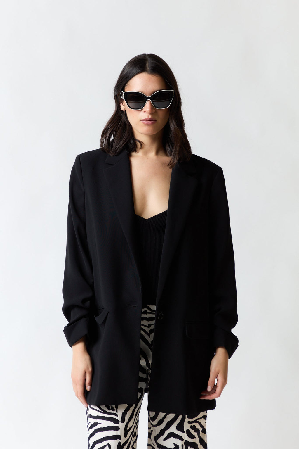 mujer vistiendo chaqueta negro Mango, estilo urbano en estudio