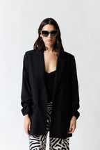 mujer vistiendo chaqueta negro Mango, estilo urbano en estudio