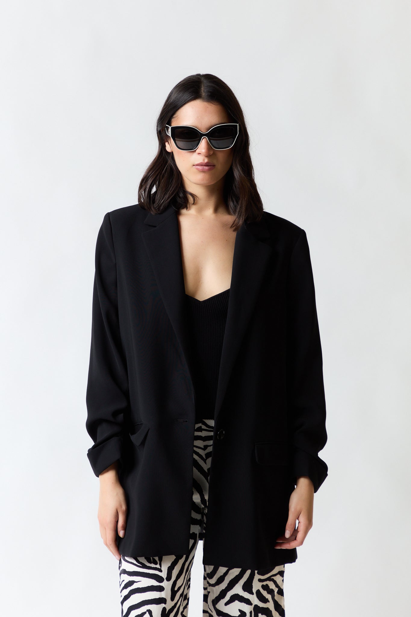 mujer vistiendo chaqueta negro Mango, estilo urbano en estudio