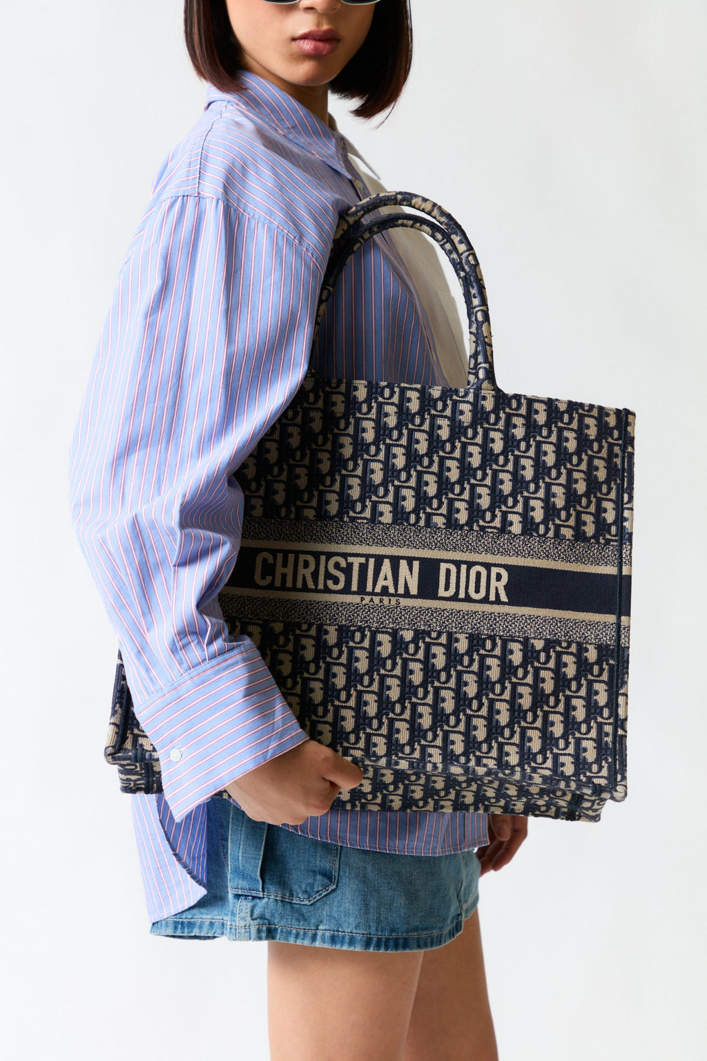 mujer vistiendo producto azul Christian Dior, estilo urbano en estudio