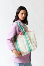 mujer vistiendo producto Victoria Secret, estilo urbano en estudio