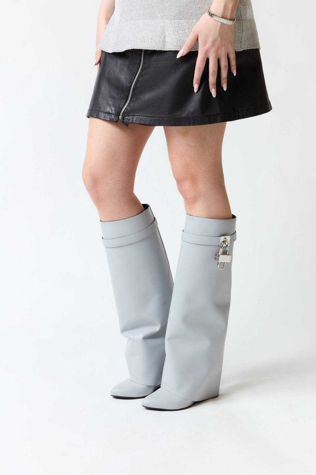 mujer vistiendo producto gris Givenchy, estilo urbano en estudio