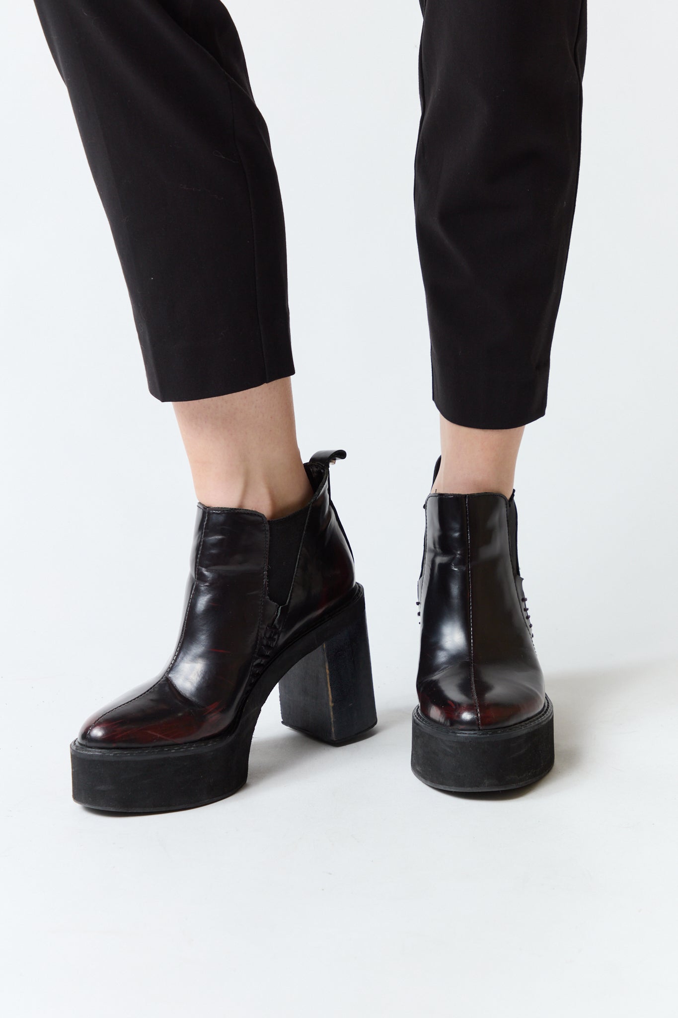 mujer vistiendo producto Prüne, estilo urbano en estudio