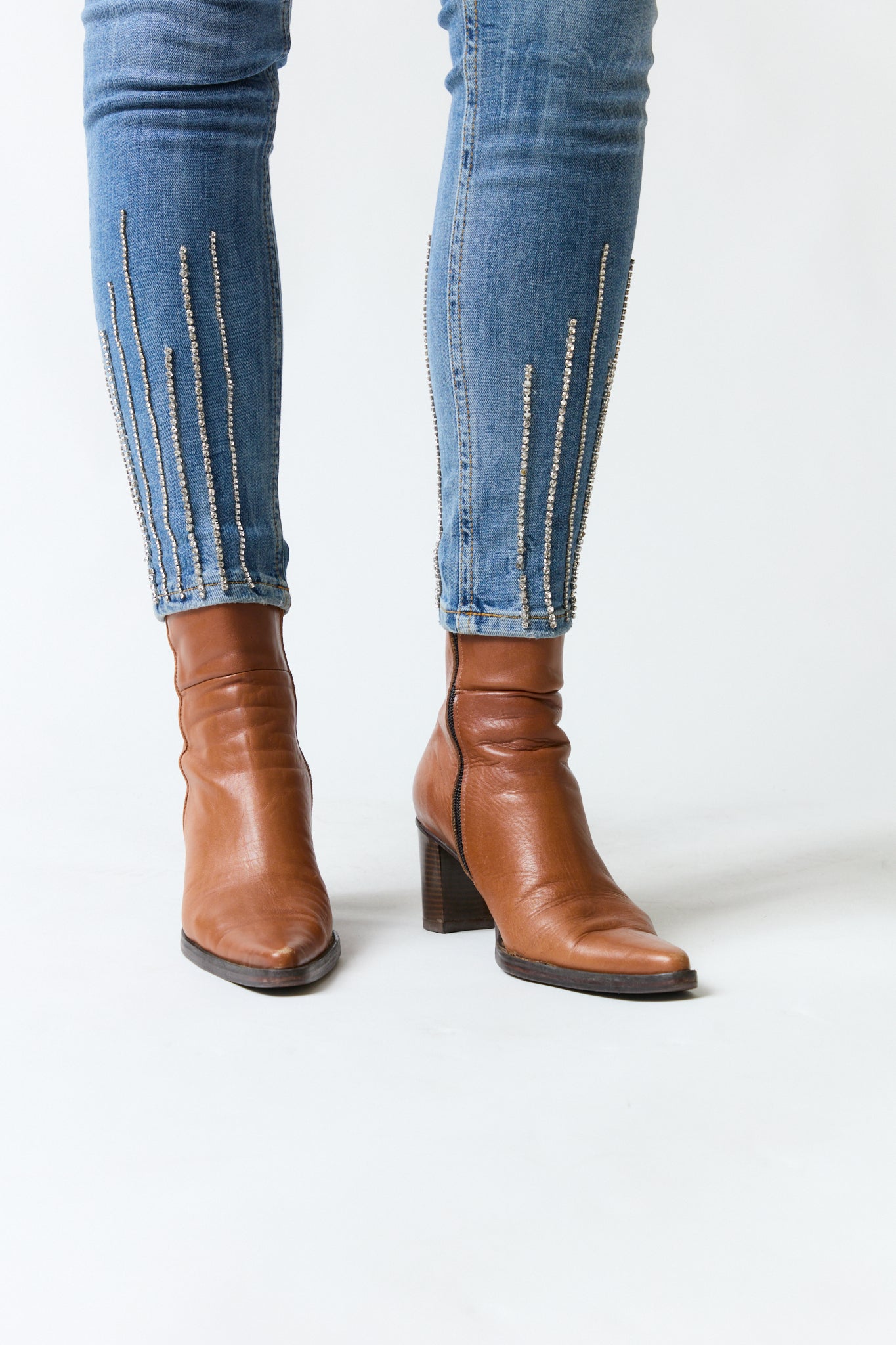 mujer vistiendo producto café Enneblu, estilo urbano en estudio