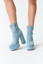 mujer vistiendo producto celeste Zara, estilo urbano en estudio