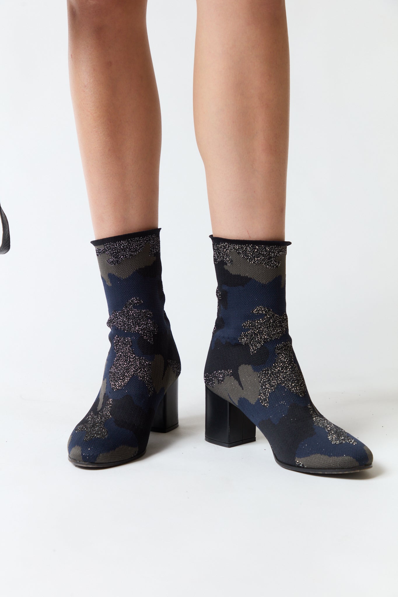 mujer vistiendo producto azul Zadig & Voltaire, estilo urbano en estudio