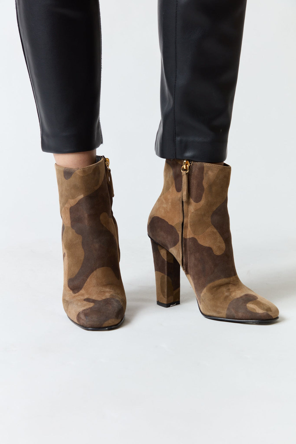 mujer vistiendo producto Giuseppe Zanoth Design, estilo urbano en estudio