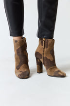 mujer vistiendo producto Giuseppe Zanoth Design, estilo urbano en estudio