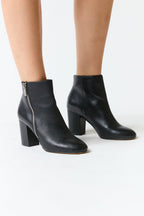 mujer vistiendo producto negro Aldo, estilo urbano en estudio