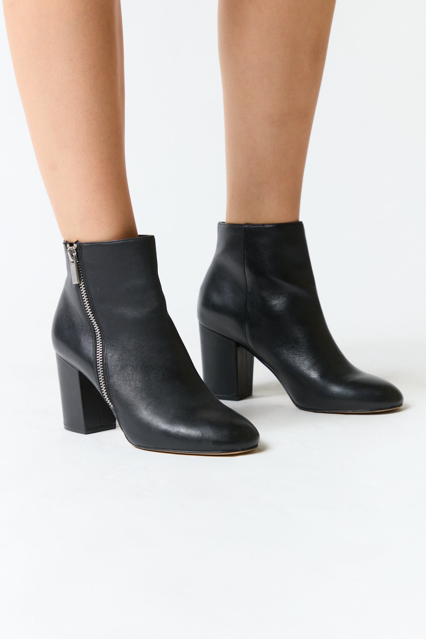 mujer vistiendo producto negro Aldo, estilo urbano en estudio