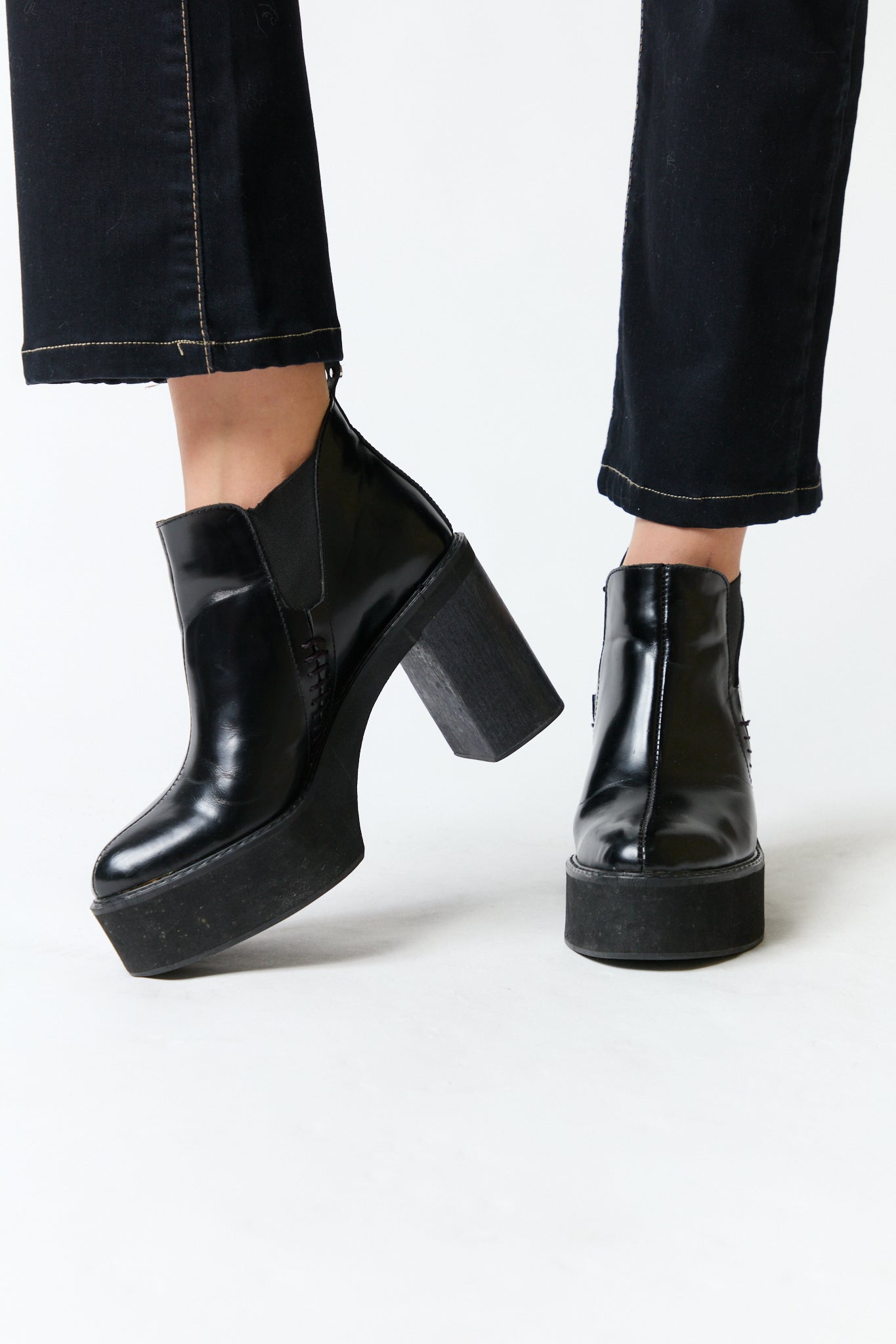 mujer vistiendo producto negro Prüne, estilo urbano en estudio