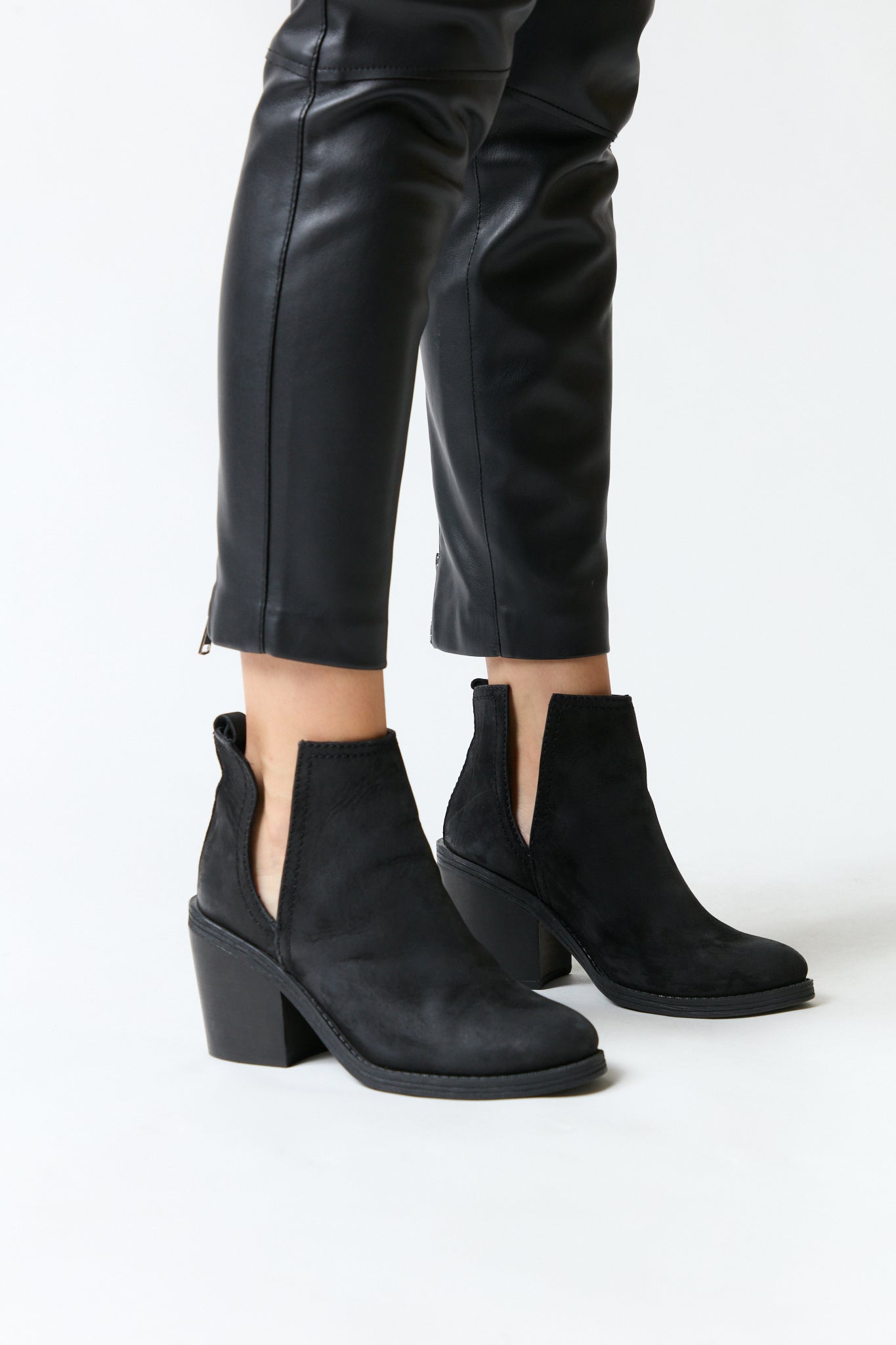 mujer vistiendo producto negro Steve Madden, estilo urbano en estudio