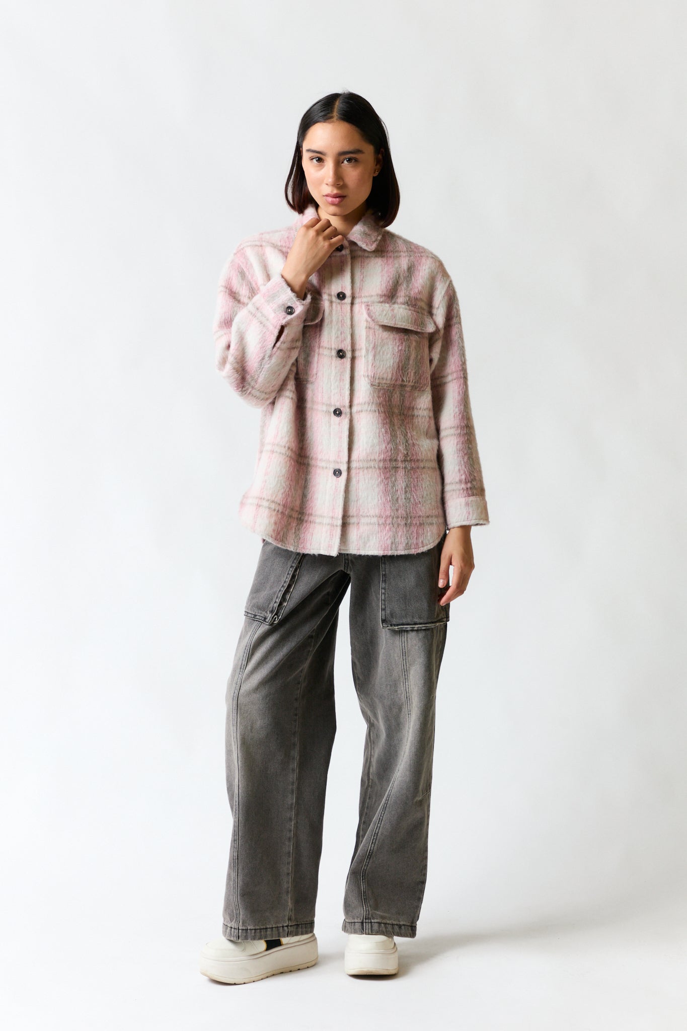 mujer vistiendo chaqueta blanco rosado Zara, estilo urbano en estudio