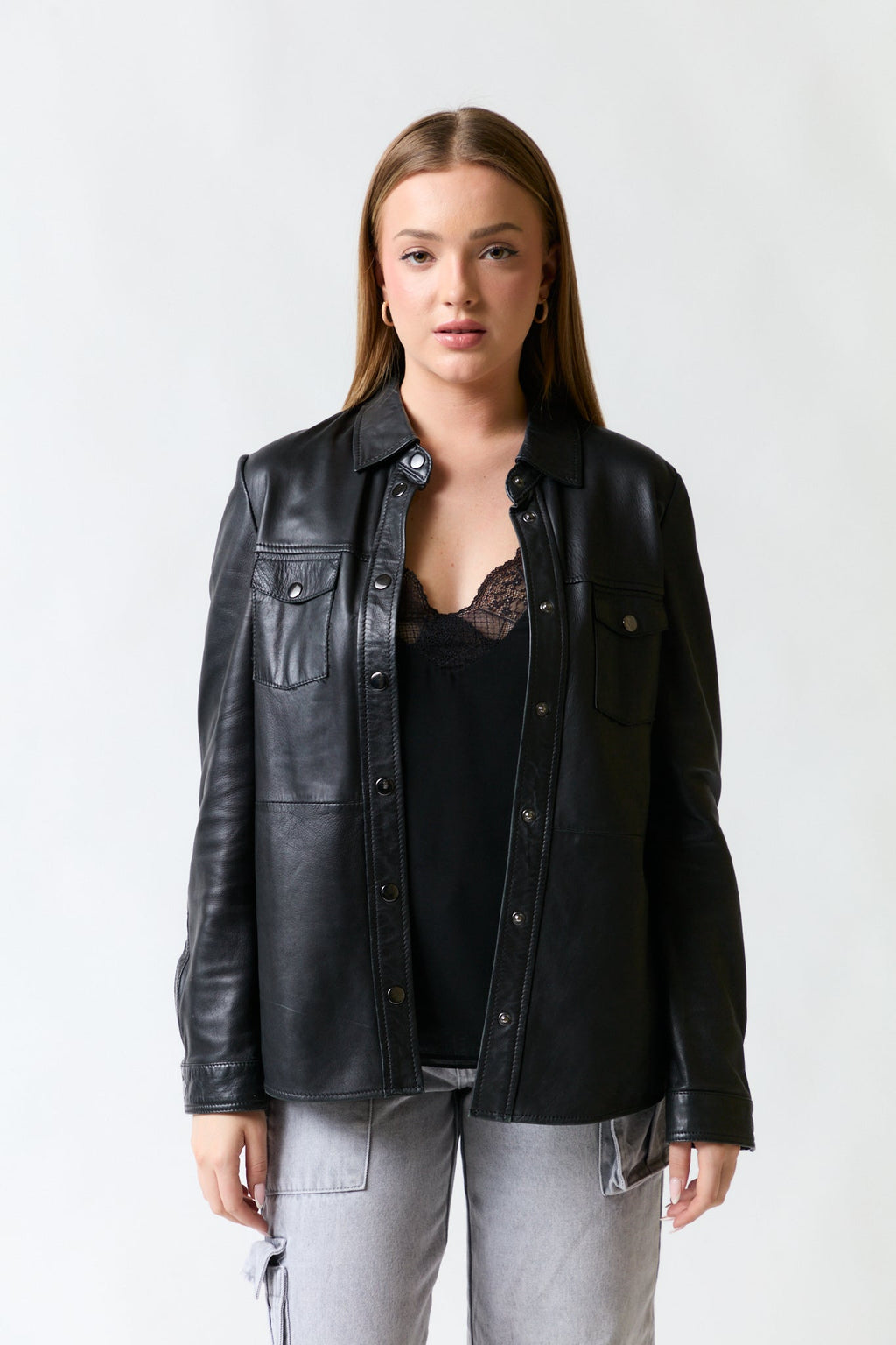 mujer vistiendo chaqueta negro Cortefiel, estilo urbano en estudio