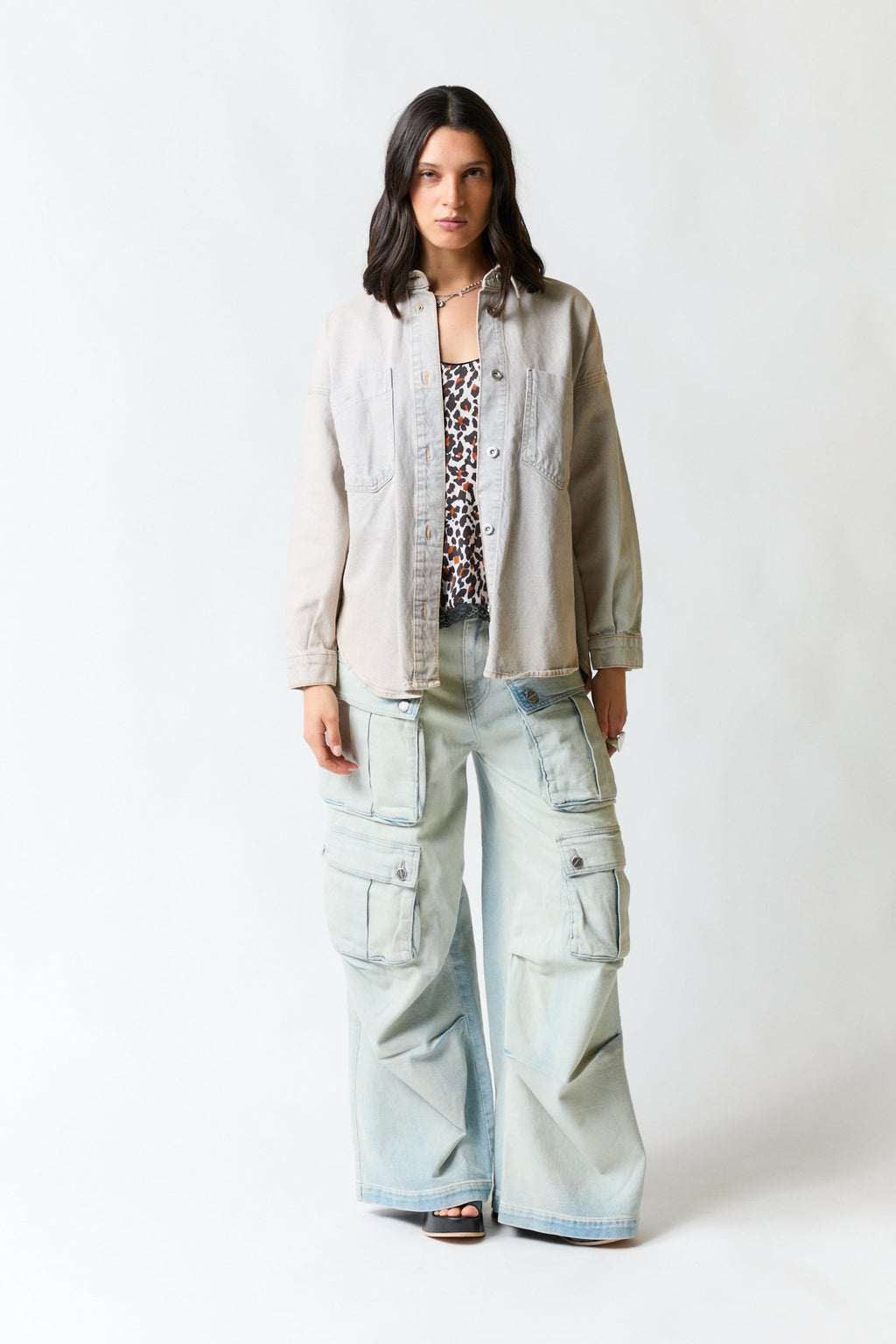 mujer vistiendo camisa blanco Zara, estilo urbano en estudio