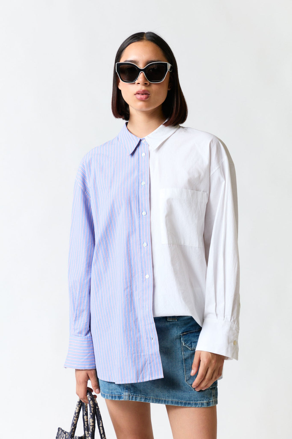 mujer vistiendo camisa blanco azul rojo Mango, estilo urbano en estudio