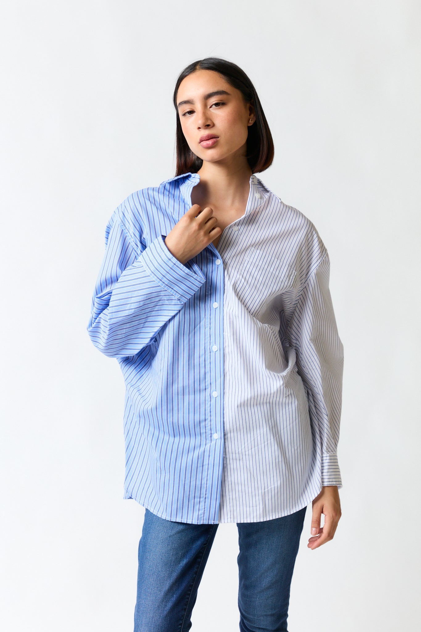 mujer vistiendo camisa blanco azul Zara, estilo urbano en estudio