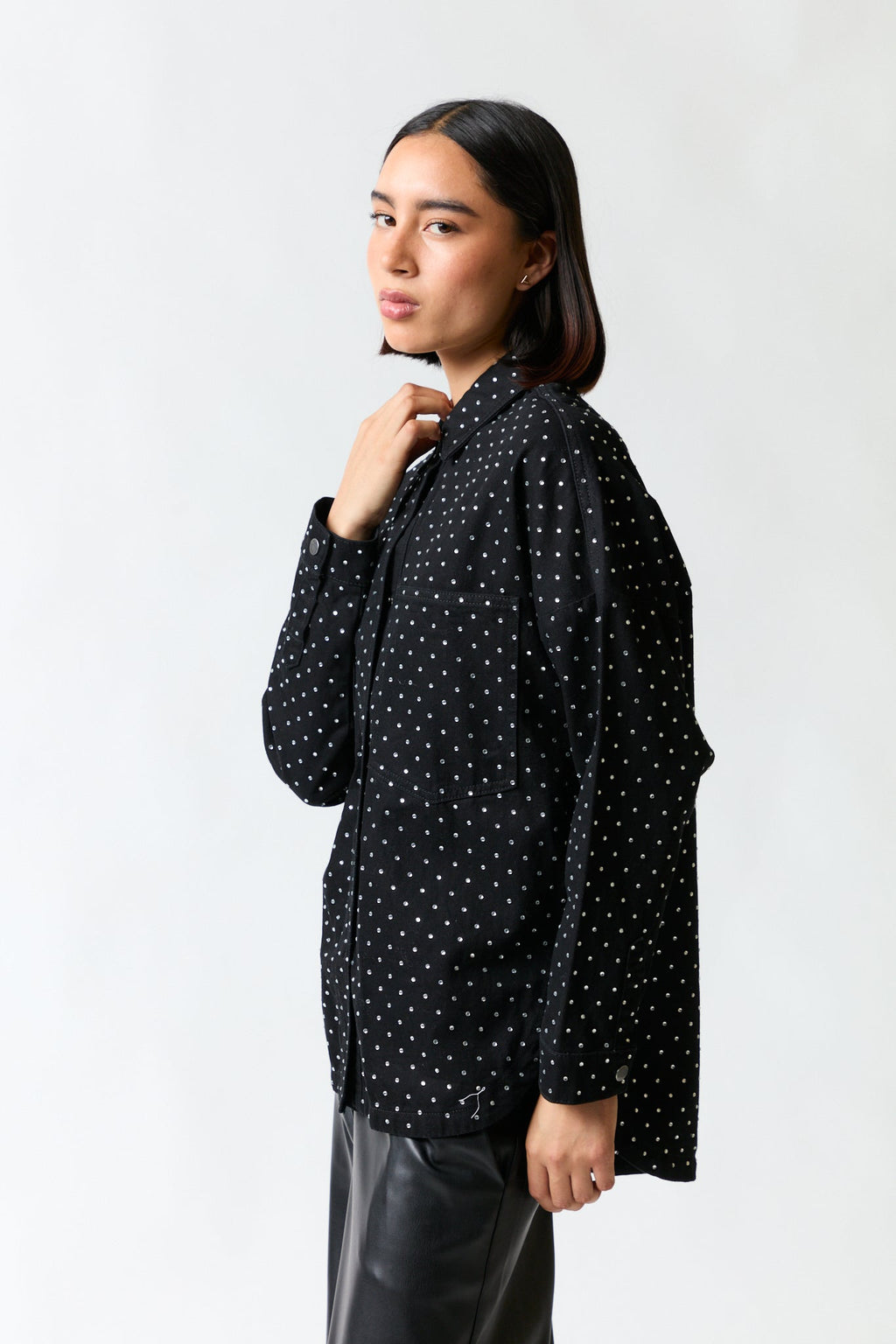 Camisa negra con puntos | Zara