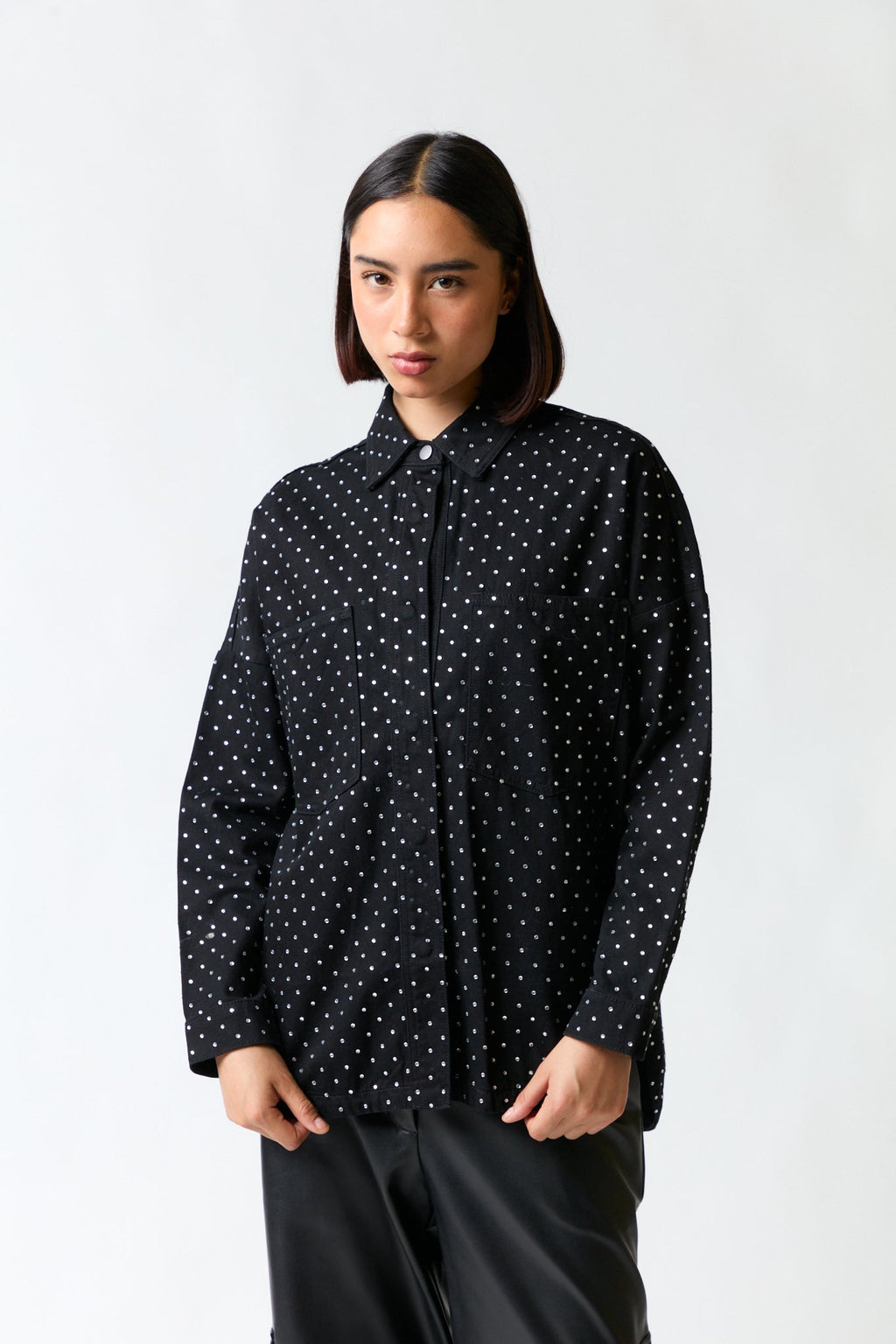 mujer vistiendo chaqueta negro Zara, estilo urbano en estudio