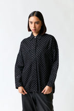 mujer vistiendo chaqueta negro Zara, estilo urbano en estudio