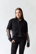 mujer vistiendo camisa negro Zara, estilo urbano en estudio