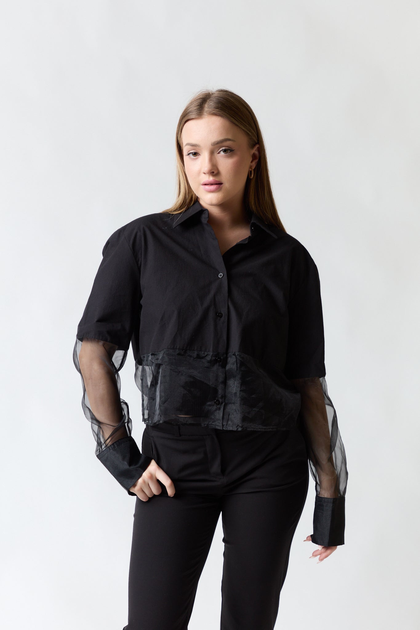 mujer vistiendo camisa negro Zara, estilo urbano en estudio