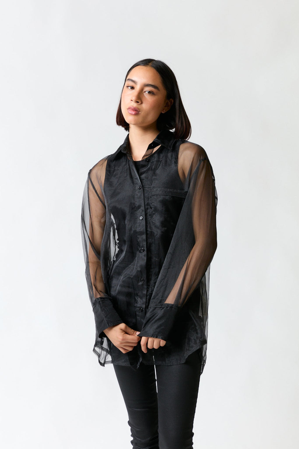 mujer vistiendo camisa negro Zara, estilo urbano en estudio