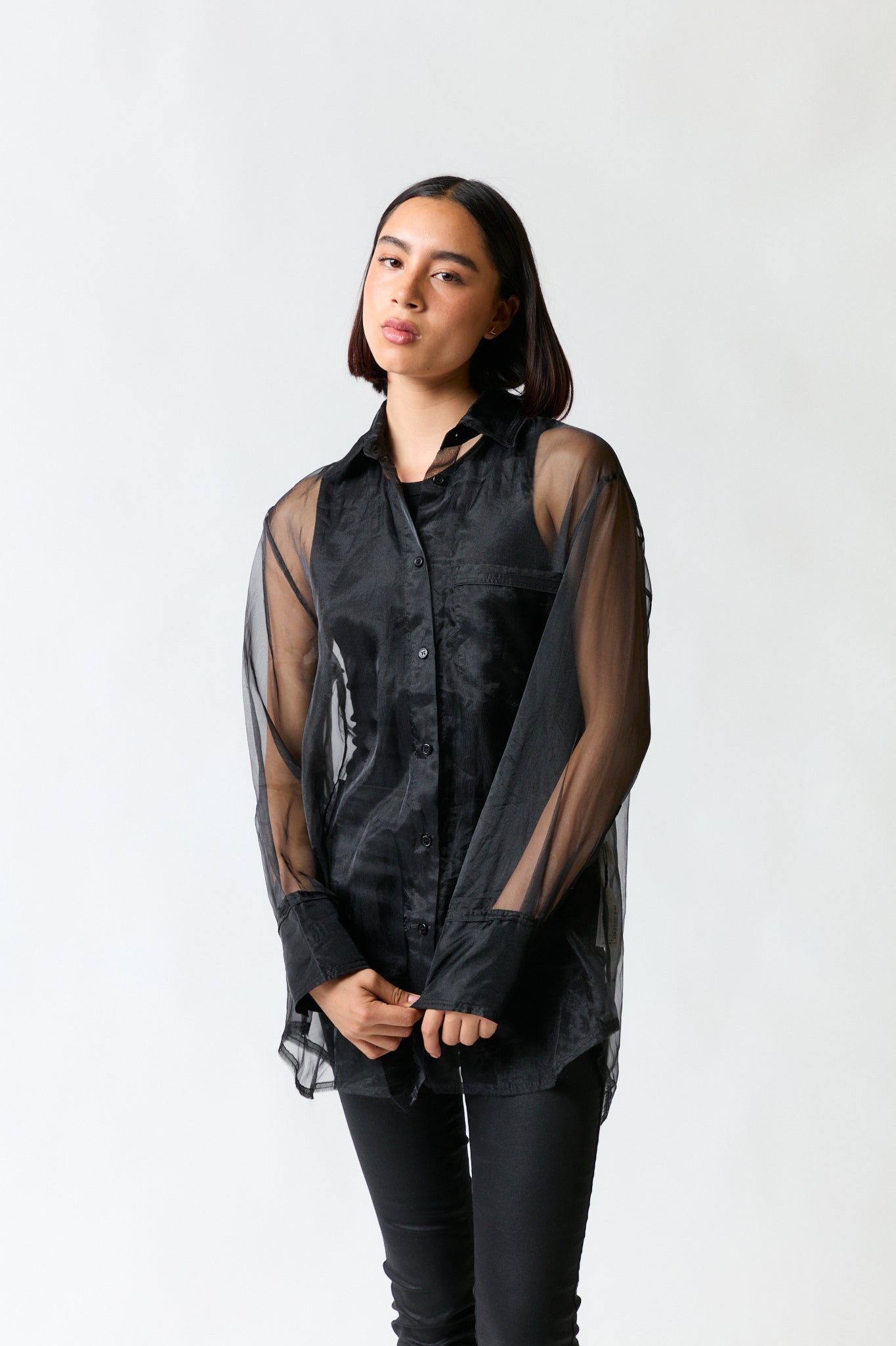 mujer vistiendo camisa negro Zara, estilo urbano en estudio