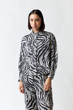 mujer vistiendo camisa negro blanco Bimba y Lola, estilo urbano en estudio