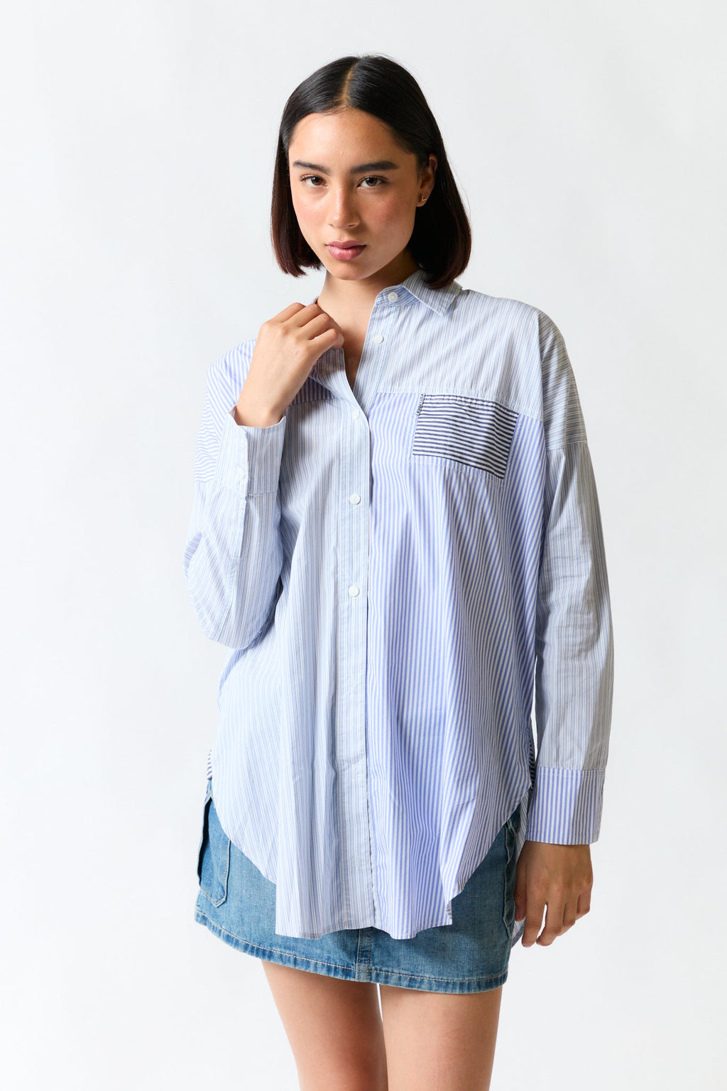 mujer vistiendo camisa blanco azul Bimba y Lola, estilo urbano en estudio