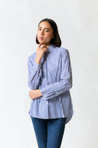 mujer vistiendo camisa blanco azul Vero Moda, estilo urbano en estudio