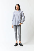 mujer vistiendo camisa negro blanco Vero Moda, estilo urbano en estudio