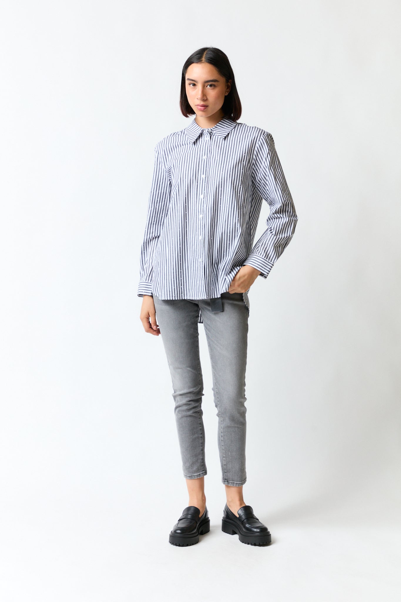 mujer vistiendo camisa negro blanco Vero Moda, estilo urbano en estudio