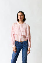 mujer vistiendo camisa rosado Zara, estilo urbano en estudio