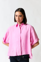 mujer vistiendo camisa rosado Zara, estilo urbano en estudio