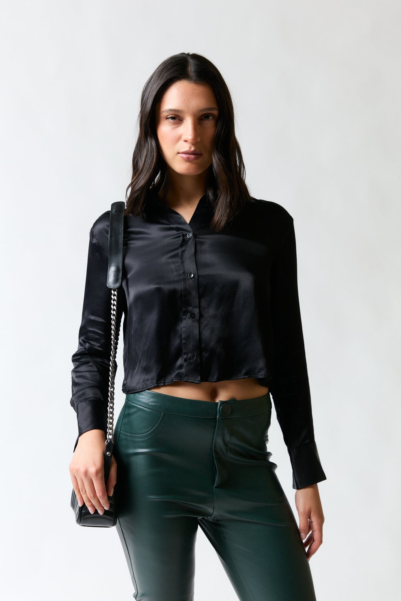 mujer vistiendo camisa negro Zara, estilo urbano en estudio