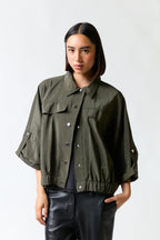 mujer vistiendo camisa verde Zara, estilo urbano en estudio