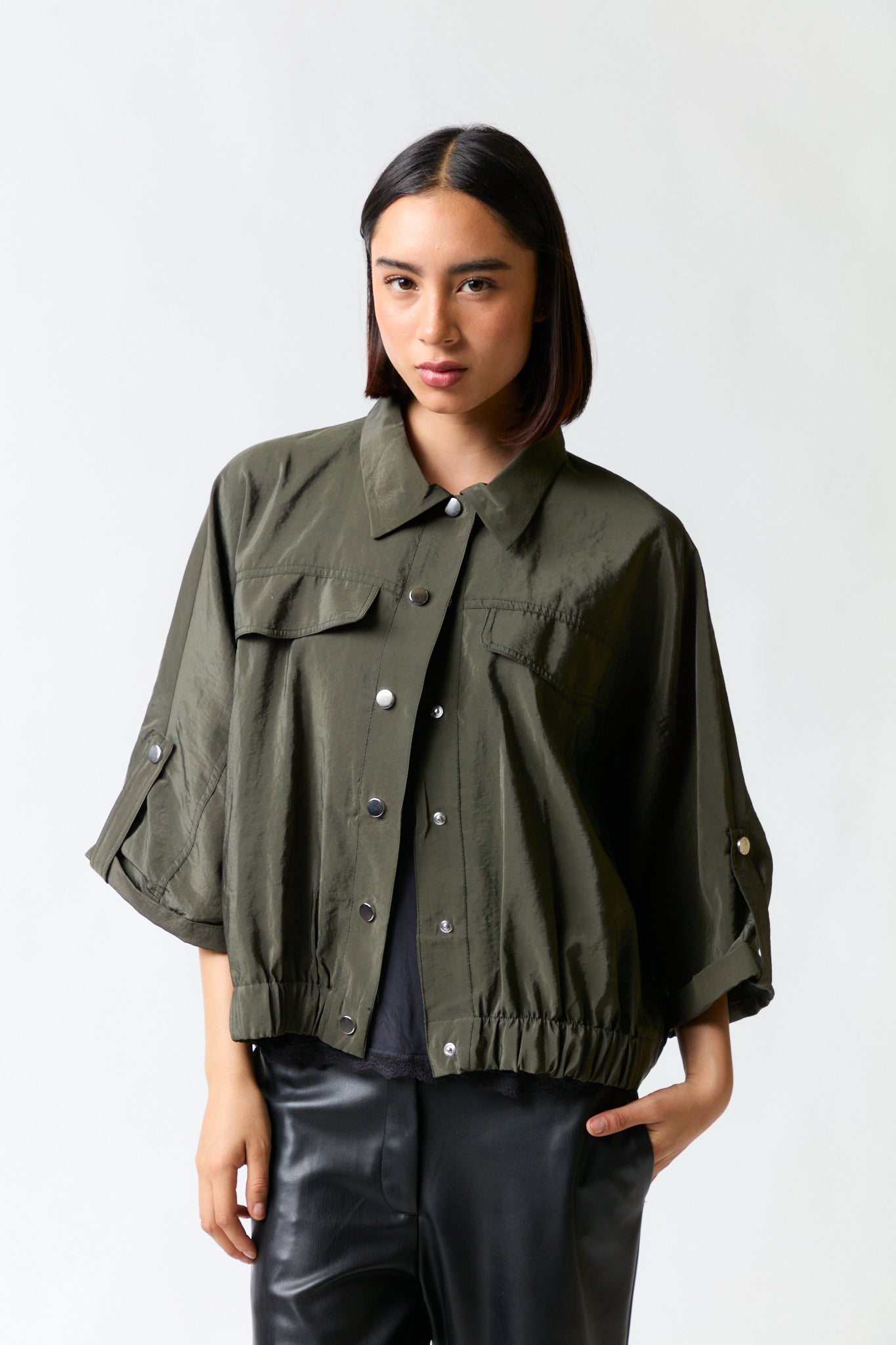 mujer vistiendo camisa verde Zara, estilo urbano en estudio